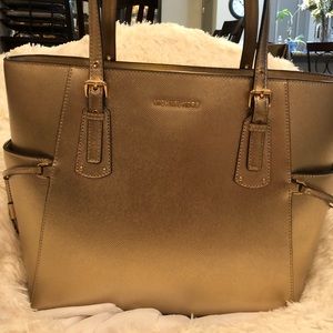MICHAEL KORS VOYAGER PALE GOLD TOTE BAG